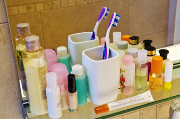 Kosmetikartikel im Badezimmer