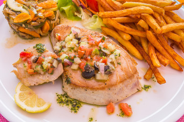  thon mi-cuit, fricassée de légumes, frites 