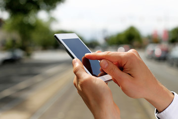 Mann benutzt sein Smartphone mit der Hand