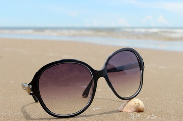 Fototapeta na wymiar Sunglasses on the tropical beach