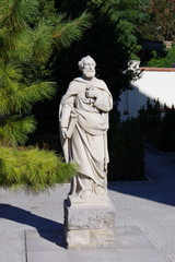 Figura św. Piotra w ogrodzie kościoła Piotra i Pawła.