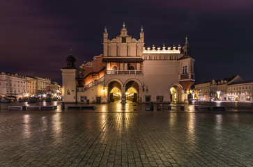 Fototapeta na wymiar The Main Market Square in Krakow, Poland, with famous Sukiennice (Cloth hall) in the night