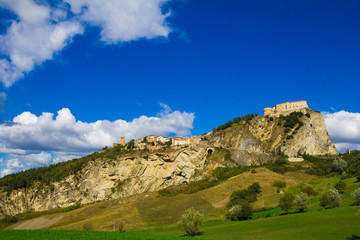 Veduta panoramica del piccolo borgo di San Leo