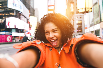 afro american woman taking selfie in Time square, New york - obrazy, fototapety, plakaty