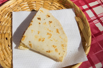 Piadina romagnola farcita con formaggio e prosciutto crudo