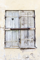 Hearth shape in a wooden window hatch