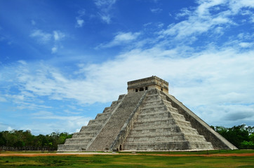 Fototapeta na wymiar Mayan pyramid of Kukulkan in Mexico