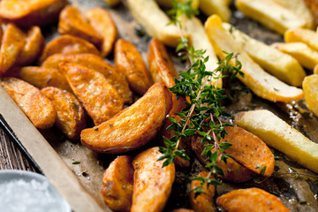 Kartoffel ecken mit Thymian und rosmarin