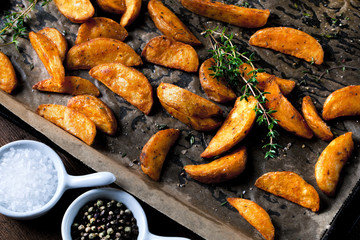 Kartoffel ecken mit Thymian und rosmarin