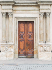 Obraz premium Ancient decorative gate with wooden door