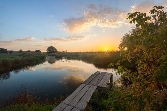 Рассвет на реке фото