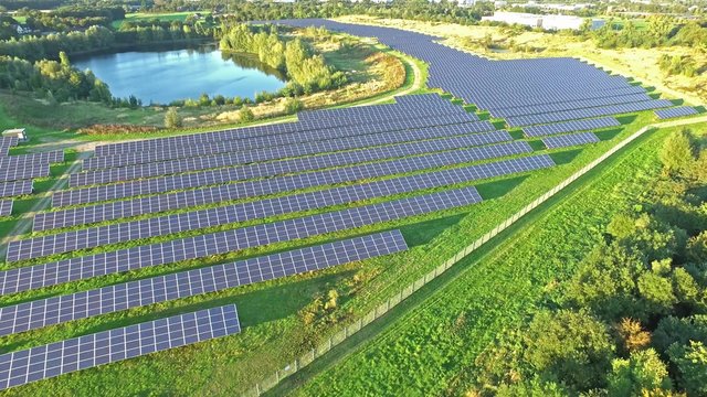Luftaufnahme eines Sonnenenergie Kraftwerkes