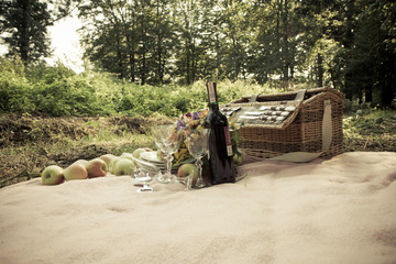 Romantyczny piknik na łonie natury - obrazy, fototapety, plakaty