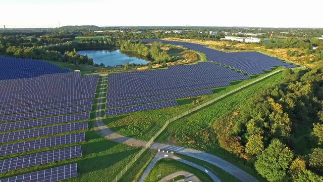 Luftaufnahme eines Sonnenenergie Kraftwerkes