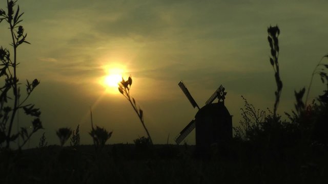 Windmühle im Abendlicht in Brandenburg