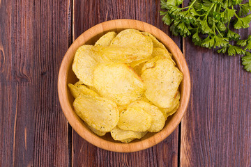 chips with fennel in a wooden plate