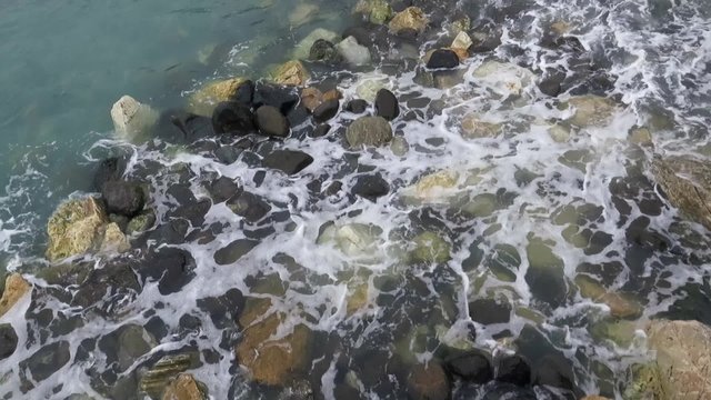 Olas que rompen contra rocas en el  mar Mediterraneo.