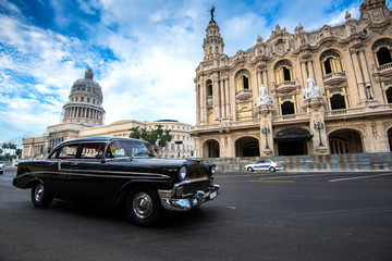 Fototapeta na wymiar Classic american car and Capitolio landmark in Havana,Cuba