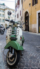 Obraz na płótnie Canvas Vespa, scooter nelle strade d'Italia a Verona