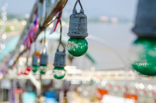 Luci e lampadine della festa paesana, sagra e giostre