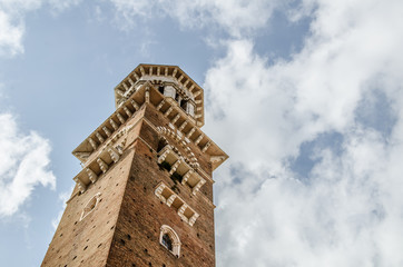 Fototapeta na wymiar Torre dei Lamberti a Verona, piazza Erbe