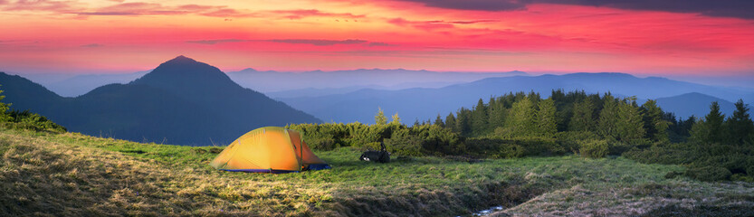Fototapeta na wymiar Tent in the mountains
