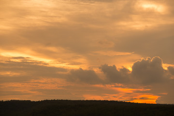 Fototapeta premium Sylwetka zmierzch nad ciemną czarną górą