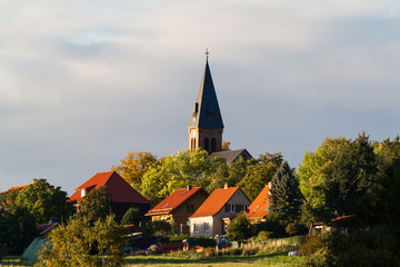 Fototapeta na wymiar Blick Gondelteich Friedrichsbrunn zur Bonhoeffer Kirche