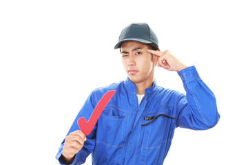 レ点マークを持つ疲れた労働者