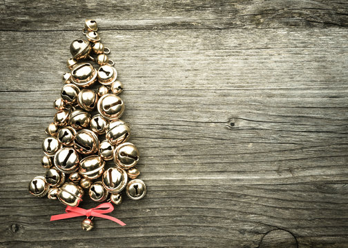 Schellen in Christbaumform, Holzgrund, Weihnachten