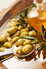 Gefüllte grüne Oliven in Olivenöl, Holzschale, Flasche, Olive