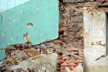 Mauer eines Abbruchhauses