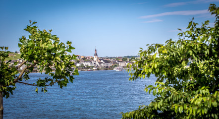 Rheinufer mit Blick auf Rüdesheim
