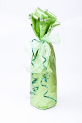 Flasche in grüner Geschenksverpackung