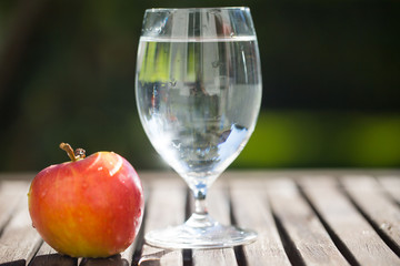 Wasserglas mit Apfel