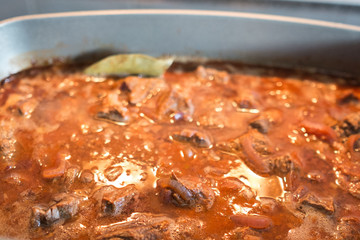 Gulasch mit Rindfleisch in einem Bräter