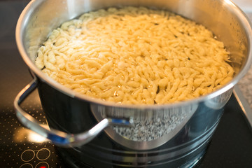 Spätzle im Wasser in einem Kochtopf
