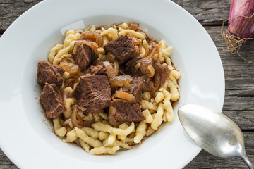 Gulasch vom Rind mit Spätzle