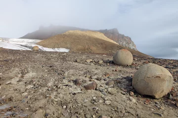 Cercles muraux Arctique Pierres sphérolithes mystérieuses de Champ Island, Franz Jozef Land