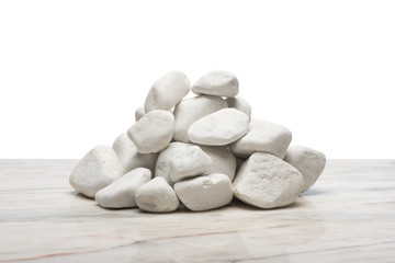Montón de piedras sobre mármol