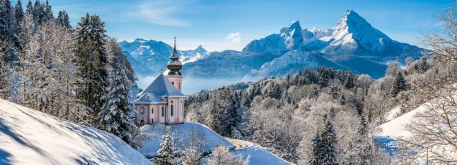 Gordijnen Idyllisch winterlandschap met kapel in de Alpen, Berchtesgadener Land, Beieren, Duitsland © JFL Photography