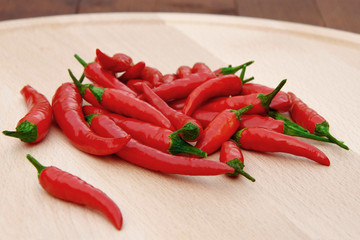 rote Chili auf Holzbrett