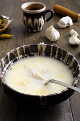 primo piano zuppa di trippa sfondo rustico