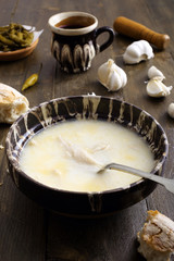 primo piano zuppa di trippa sfondo rustico