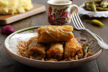 primo piano involtini di cavolo verza ripieni sfondo tavolo legno rustico