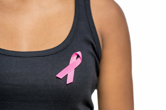 Primer plano de camiseta negra  con lazo rosa  en el pecho de la mujer para concienciaci&oacute;n sobre el c&aacute;ncer de mama mujer