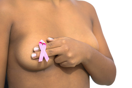 Mujer africana con una cinta rosa en la mano sobre el pecho desnudo contra el cáncer de mama