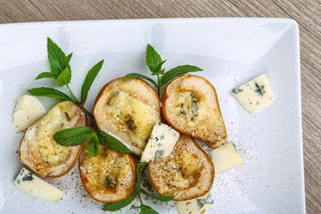 Baked pear with blue cheese