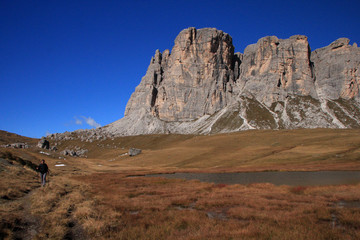 Ai piedi della Croda da Lago