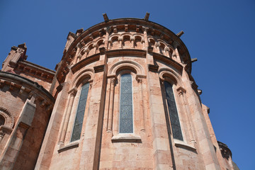 Fachada del Santuario de la Virgen de Covadonga